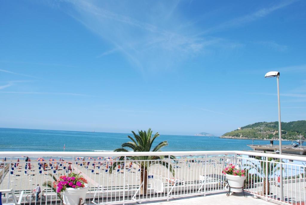 Hotel Villa Eleonora Scauri  Exterior foto